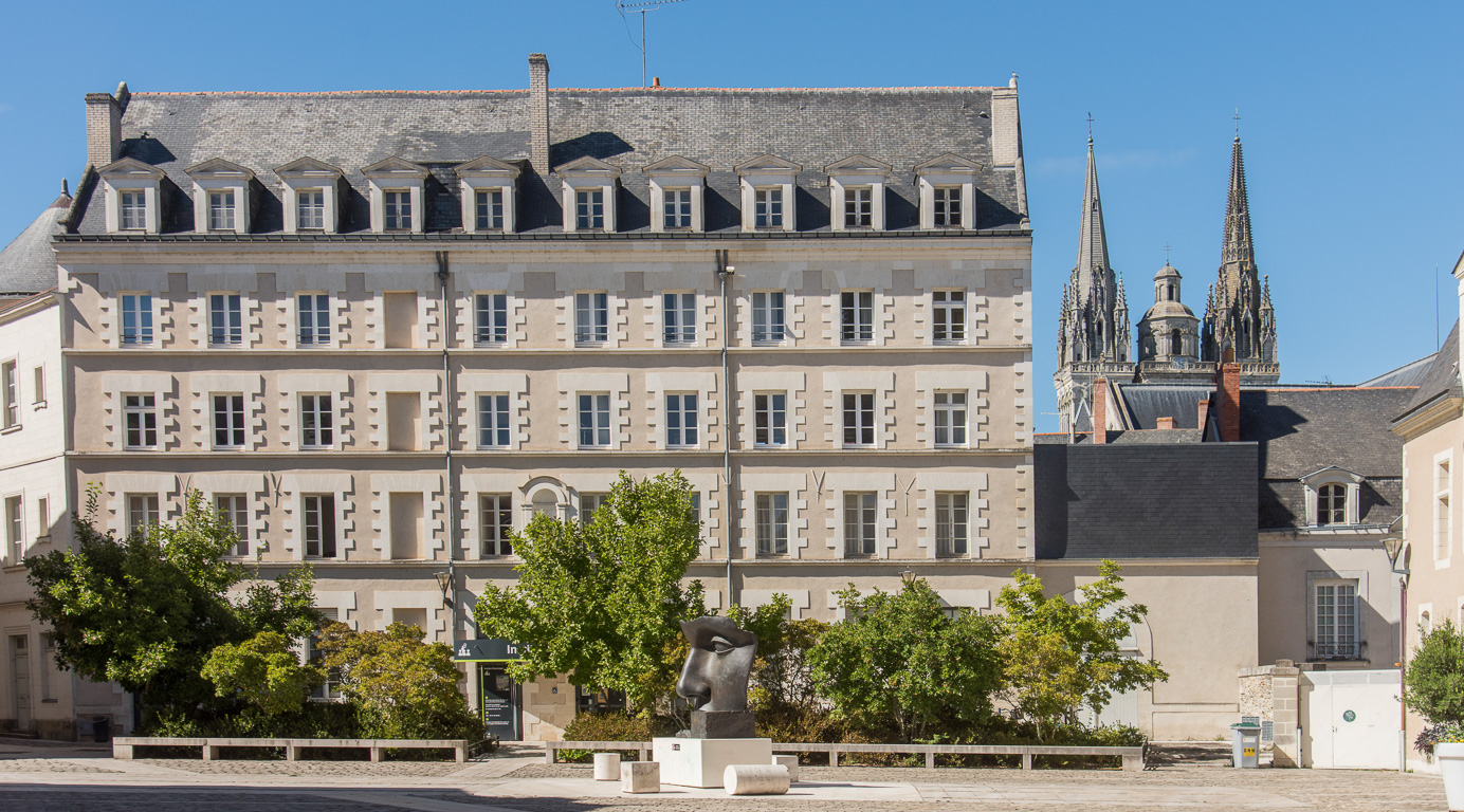 Angers. Prieuré Saint-Eloi, aussi appelé « petit séminaire » (relié avec une passerelle au logis Barrault, qui abrite le musée des Beaux-Arts)