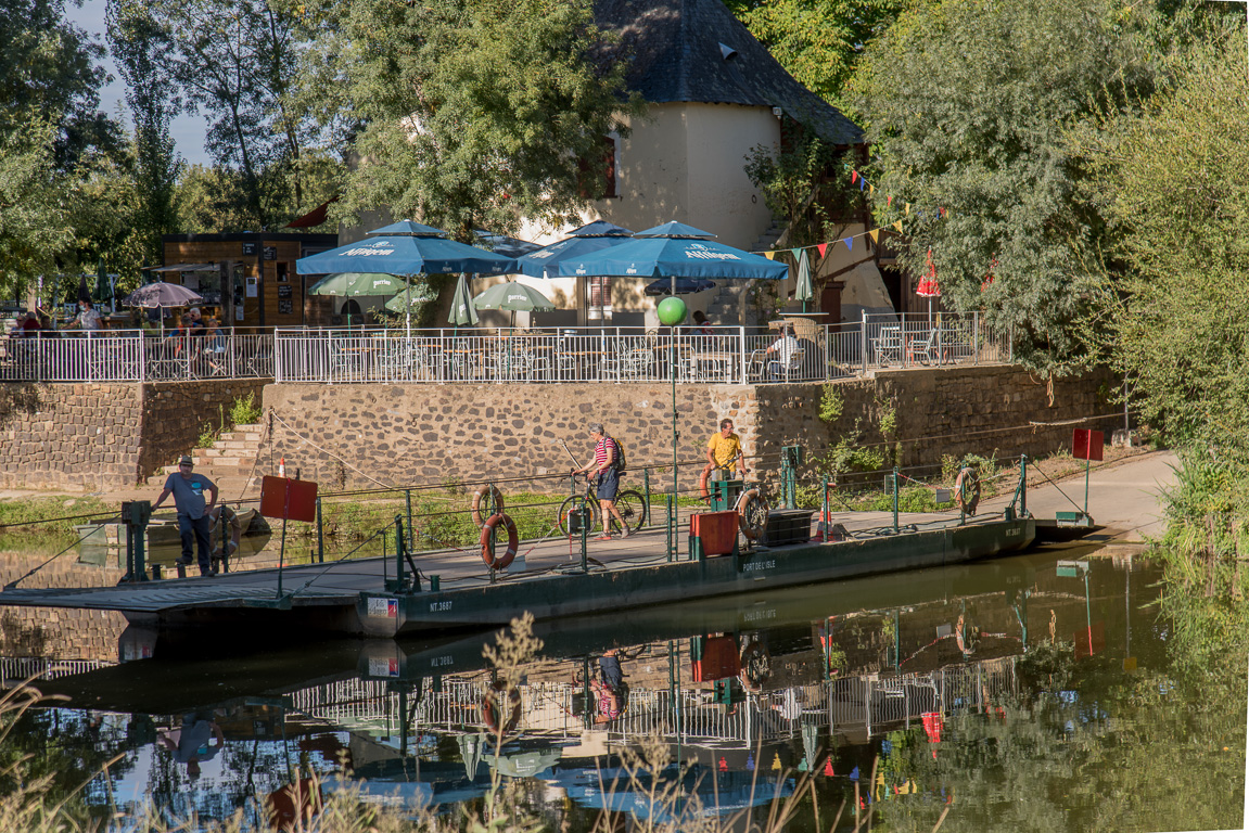 Angers. Le bac à chaîne pour se rendre sur l'île Saint-Aubin.