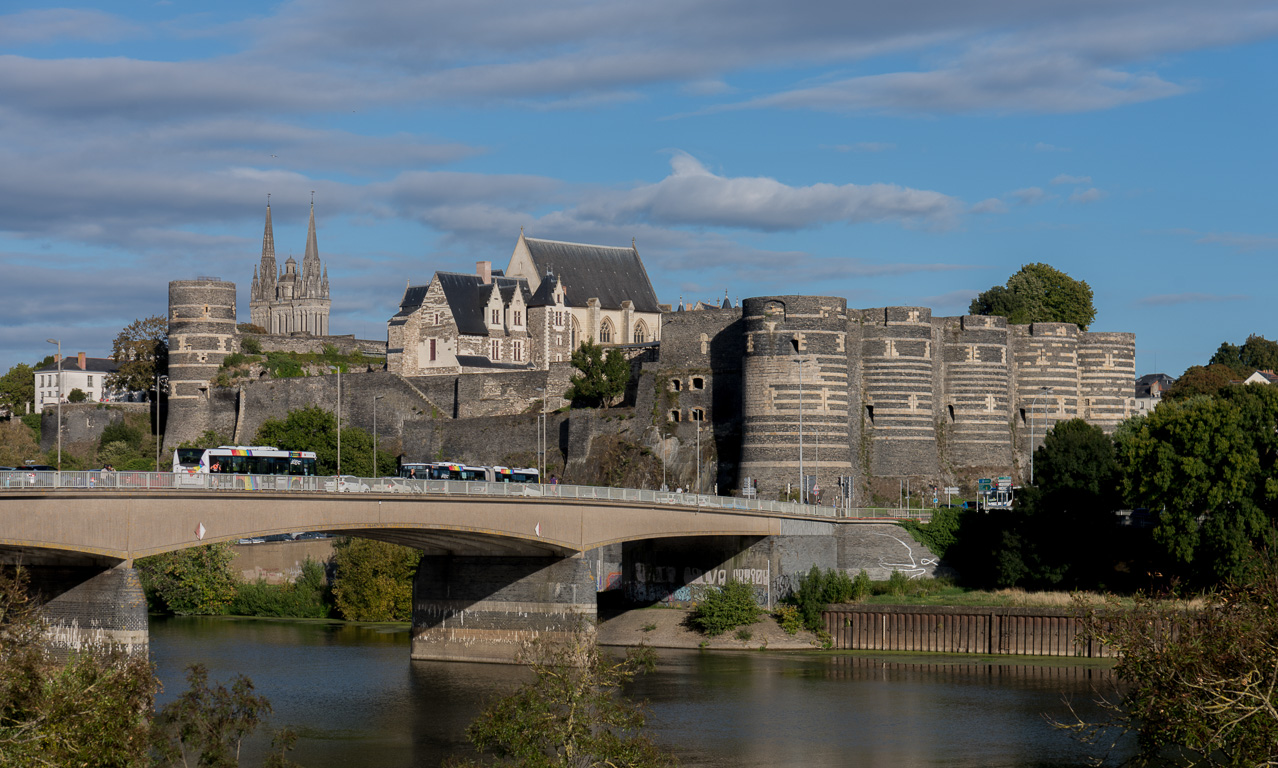 Angers, le Château  du XIII et XVème siècle, vue depuis la rive opposée de la Maine.