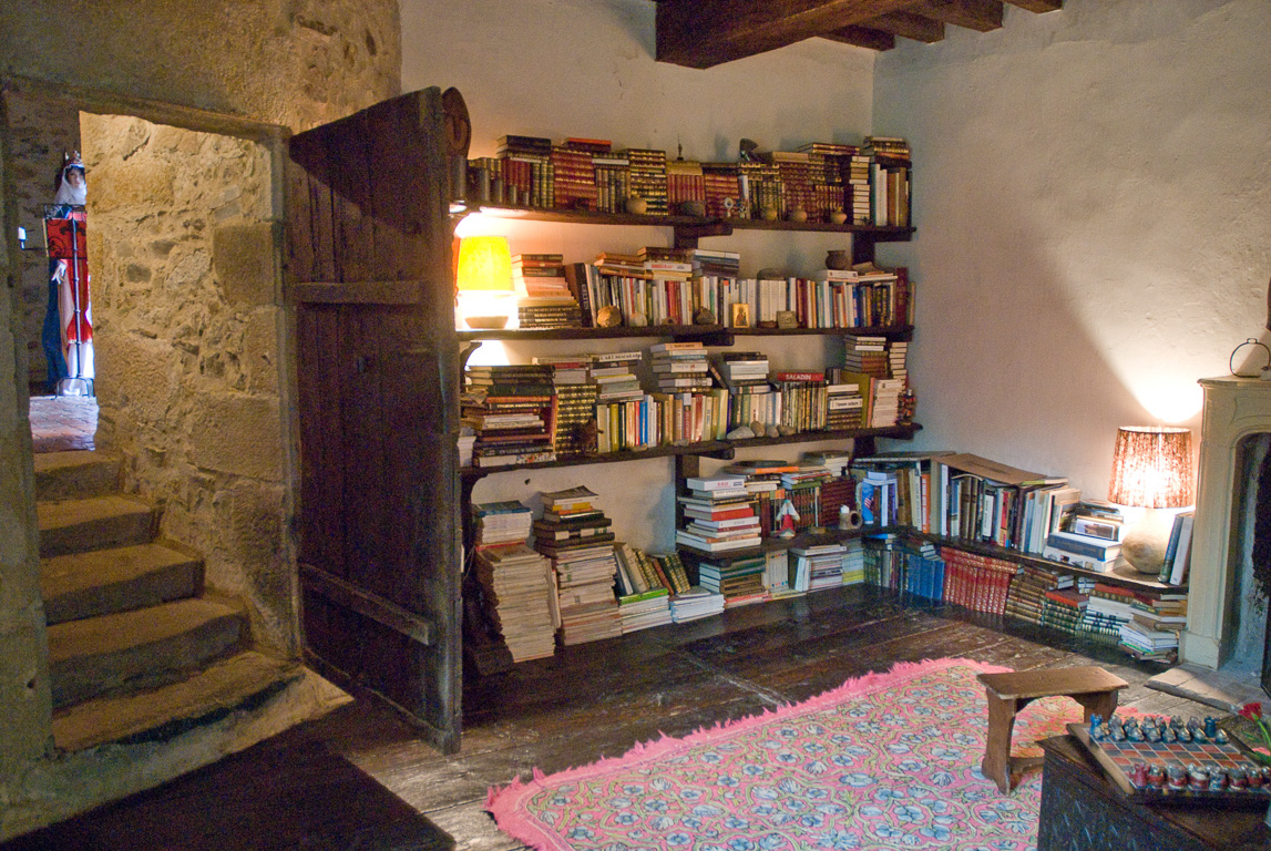 16270 Roumazières Loubert.  Château de Peyras. Bibliothèque donnant sur l'habitation de la tour.