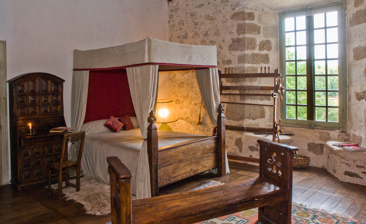 16270 Roumazières Loubert. Château de Peyras. Chambre du XVème siècle - Lit à baldaquin et meubles du XVème siècle.