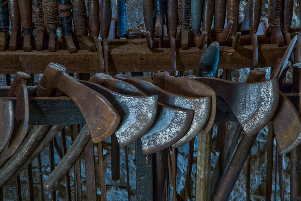 16270 Roumazières Loubert. . Château de Peyras. Salle des gardes. Stock d'armes découvertes.