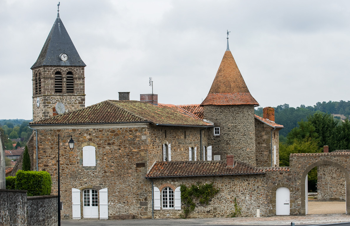 16150 Chabanais. Construction avec de l'impactite (résidus d'une météorite).