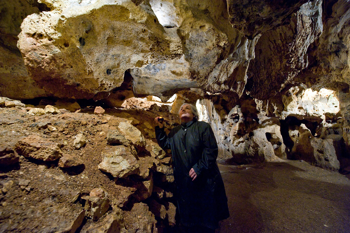 16380 Chazelles. Grottes du Queroy, guide Madame Khallad-Duffault.