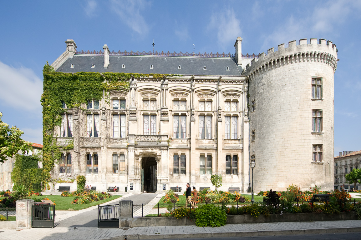 16000 Angoulème. L'ancien château des Comtes d'Angoulème est devenu l' hôtel de ville.