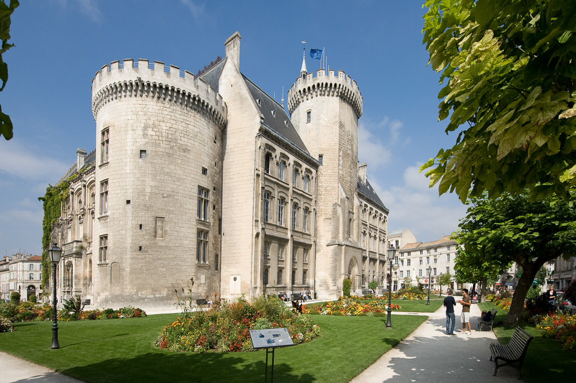 16000 Angoulème. L'ancien château des Comtes d'Angoulème est devenu l' hôtel de ville.