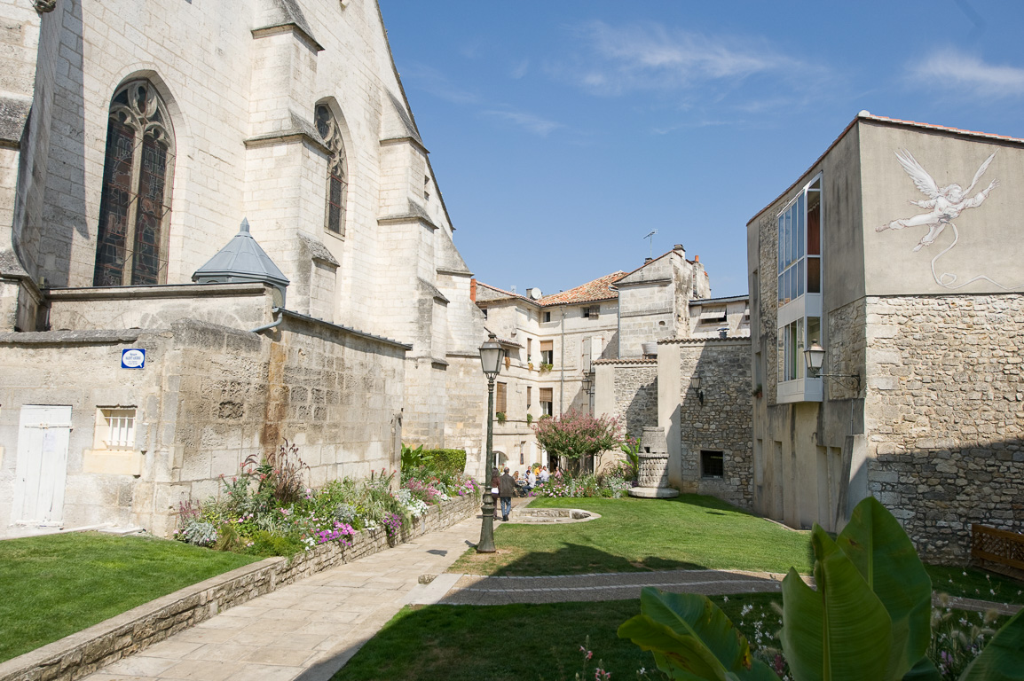 16000 Angoulème. Square Saint-André et son église.