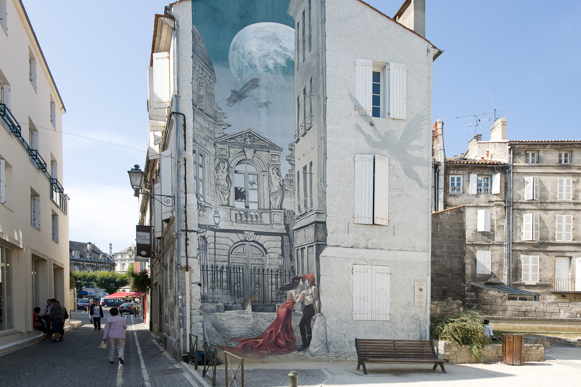 16000 Angoulème. Square Saint-André et son mur peint.