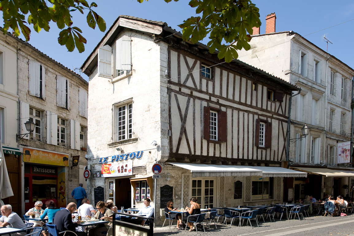 16000 Angoulème. Façade à pans de bois, à l'angle des rues Genève et Massillon.