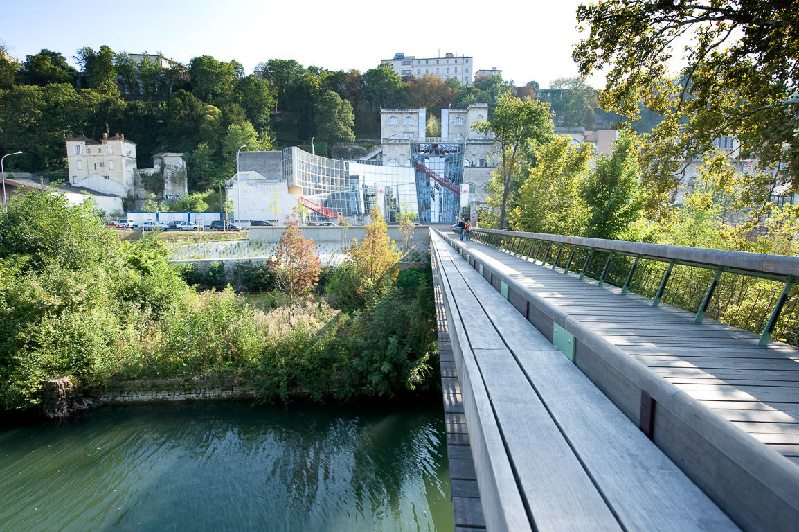 16000 Angoulème. Musée de la Bande Dessinée (architecte Castro). De l'autre côté du fleuve.