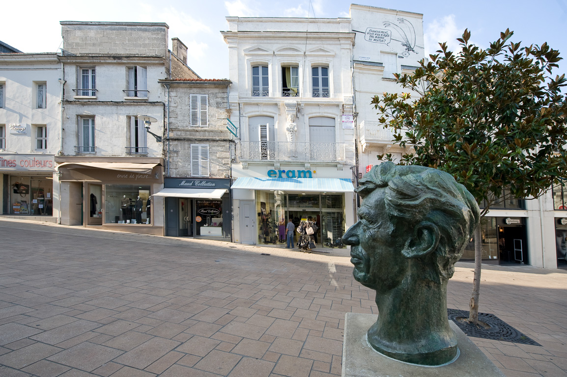 16000 Angoulème. Place Marengo, statue dédiée à Hergé.