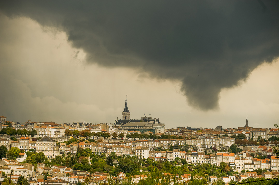 16000 Angoulème. Une tornade sur la ville, vue des hauteurs du golf.