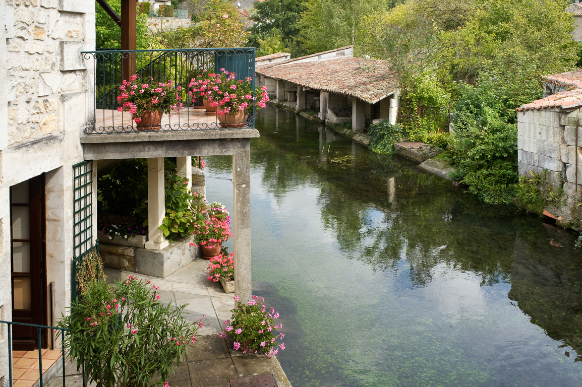 16440 Mouthier-sur-Boème. Lavoirs.