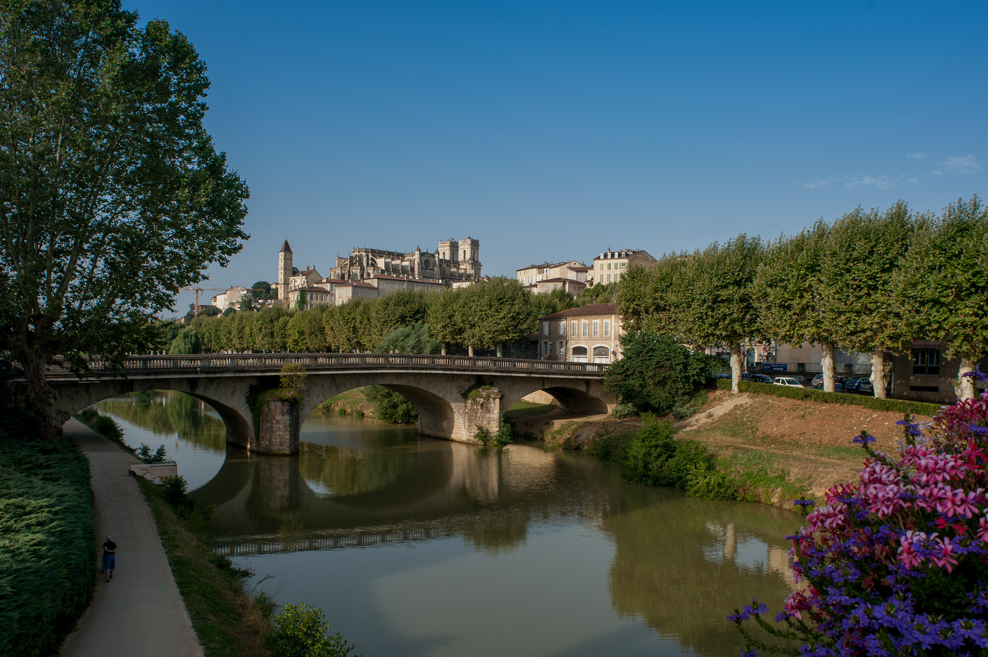 La ville Haute depuis une passerelle au dessus du Gers.