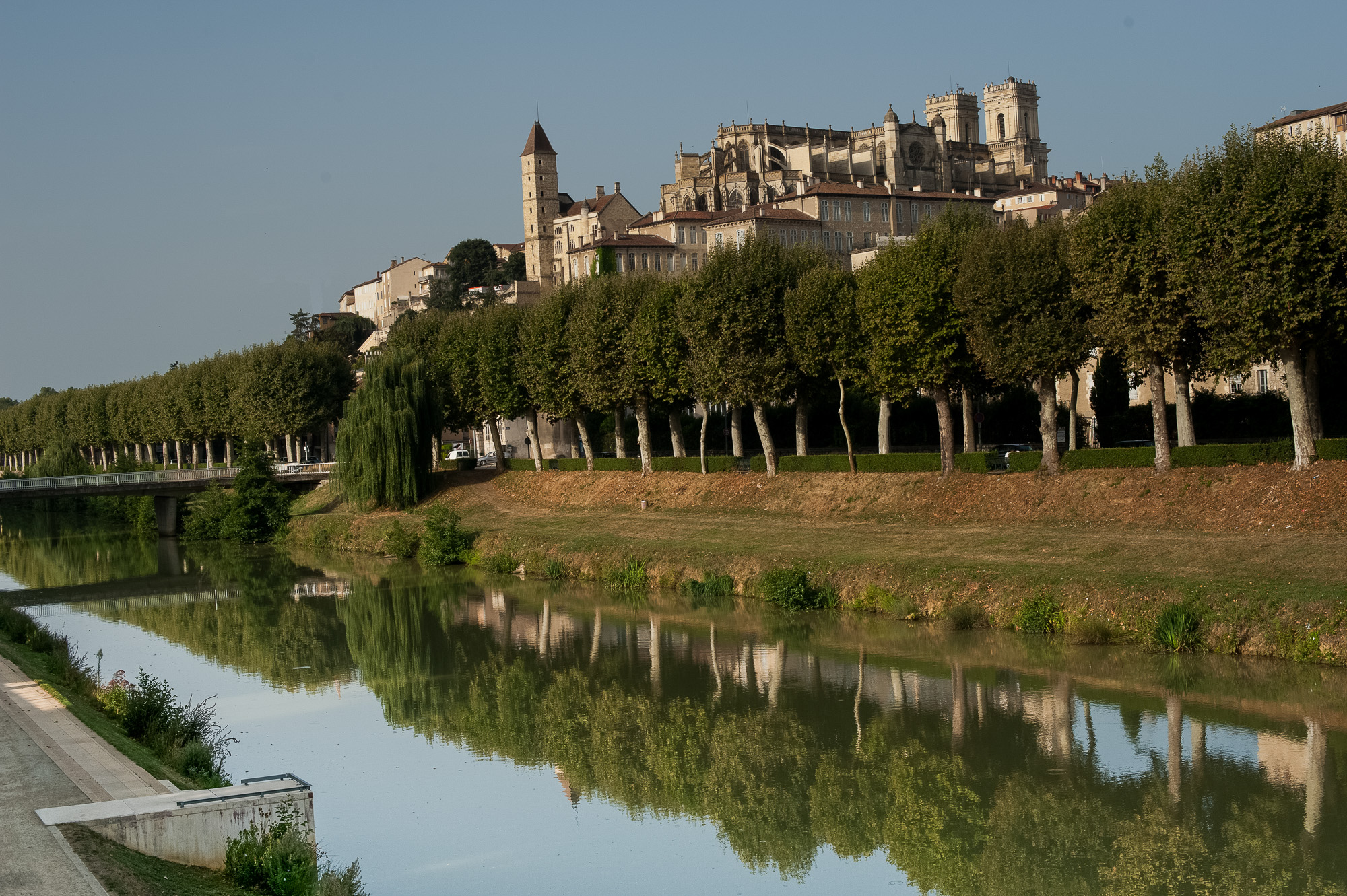 a ville Haute depuis une passerelle au dessus du Gers.