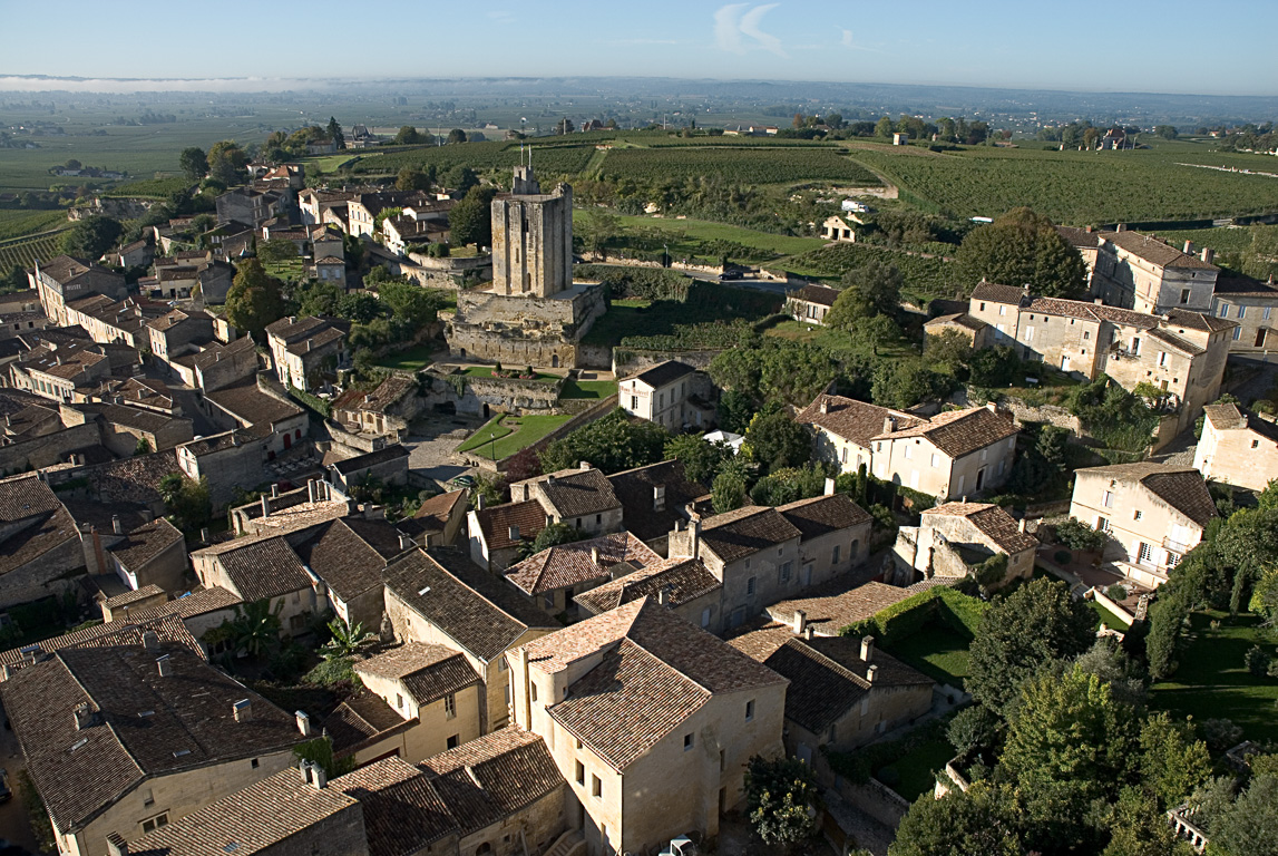 33330 Saint Emilion - la cite medievale depuis le clocher de l'eglise monolithe