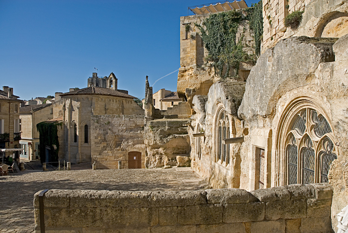 33330 Saint Emilion -place de l'eglise monolithe