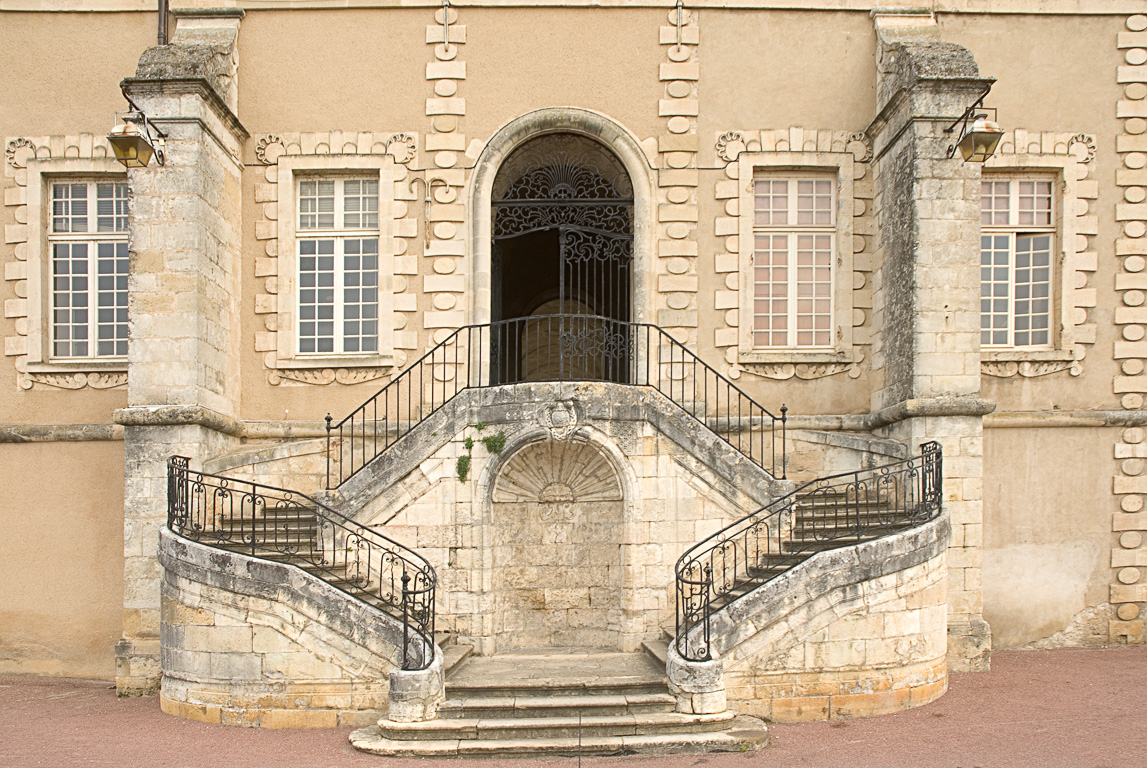 33190 La Réole - perron de la facade du Prieuré des Benedictins