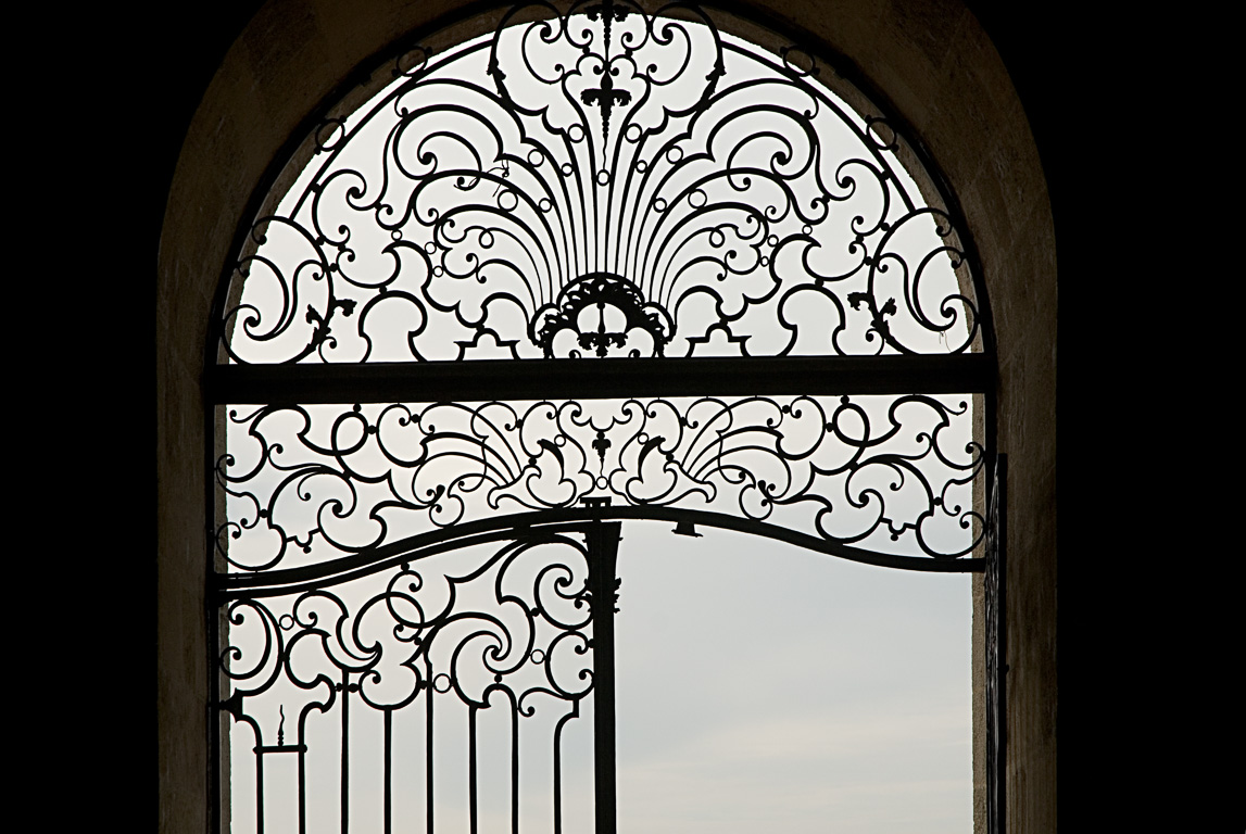 33190 La Réole - grille de la porte centrale du Prieuré des Benedictins