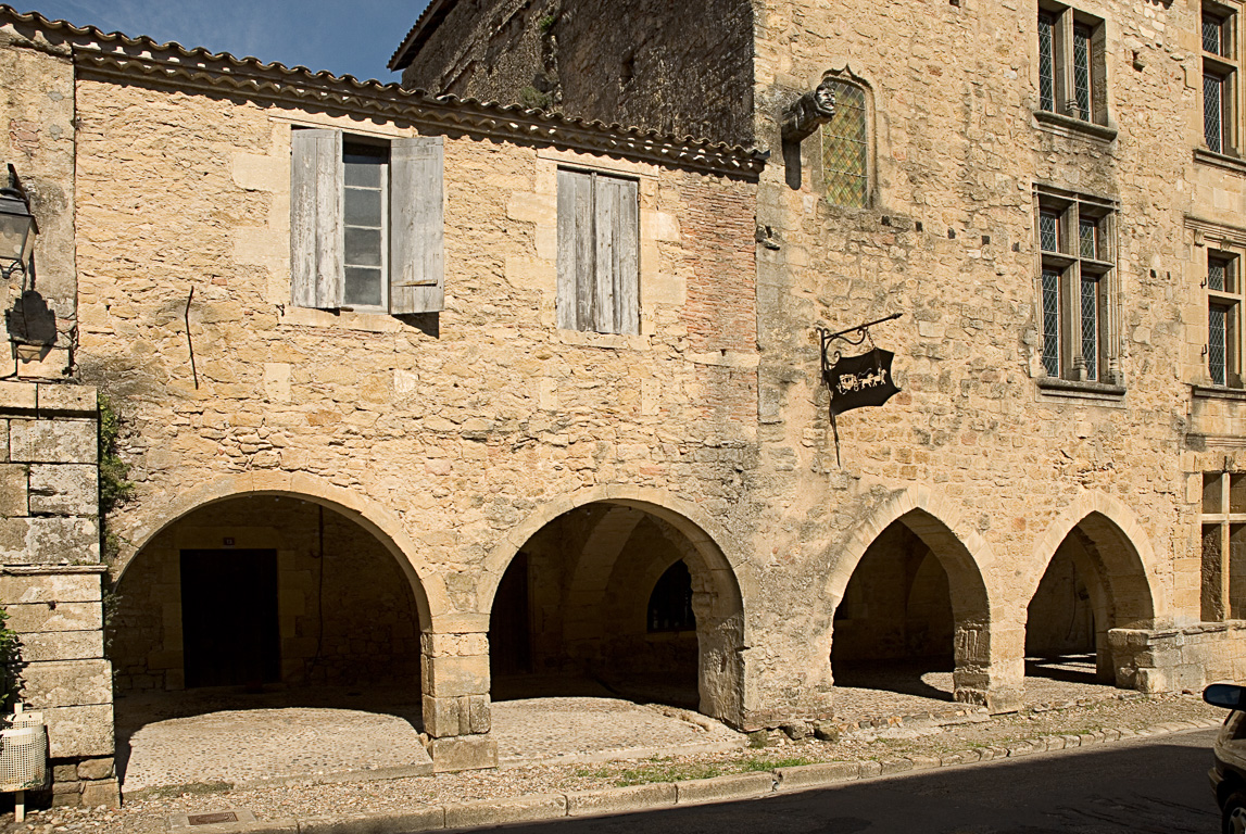 33490 - Saint Macaire - Bastide médiévale - Place du Mercadiou