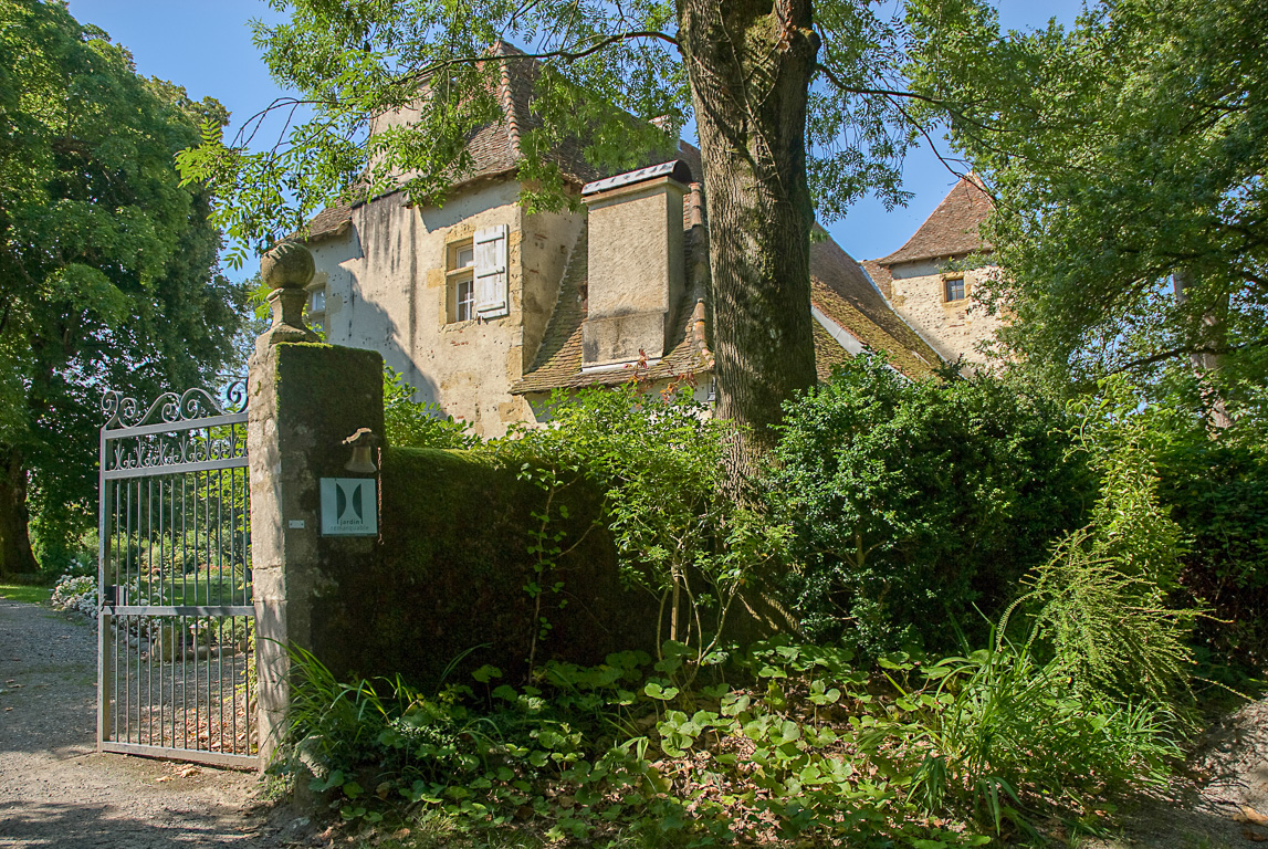 Momas. Le château et les jardins.