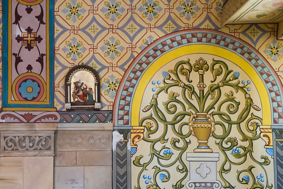 Momas, l'église et ses murs aux décors géométriques très colorés.