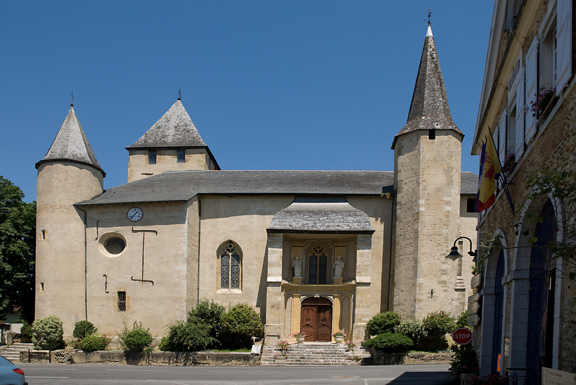 Morlanne, l'église fortifiée Saint-Laurent.