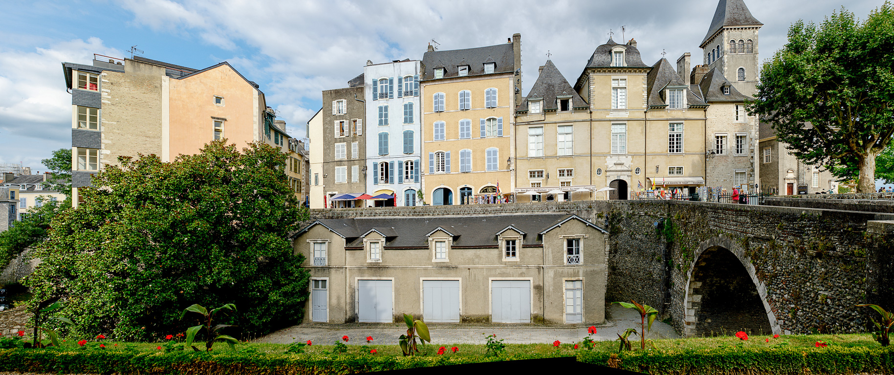 Pau, les maisons face au château.