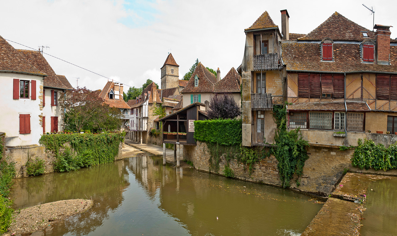 Salies de béarn, le centre et la rivière Saleys..