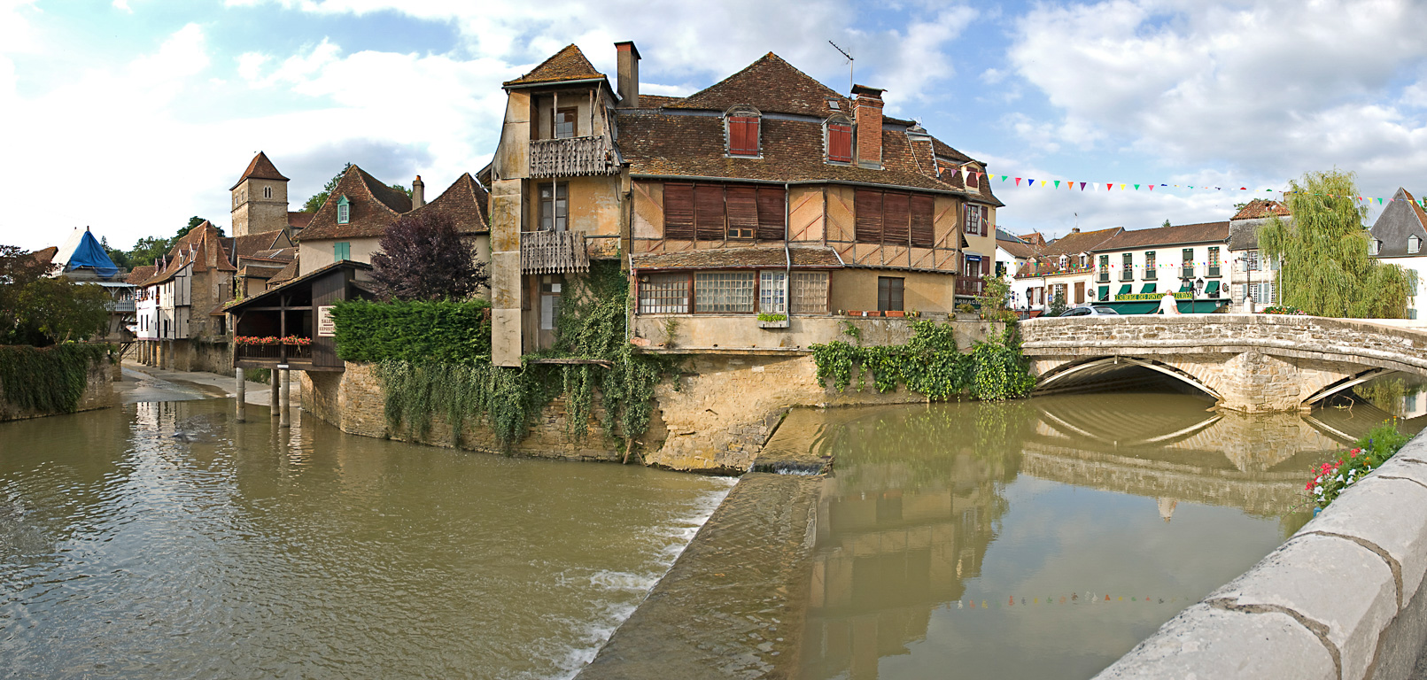 Salies de Bearn. La rivière Saleys au Pont de la Lune.