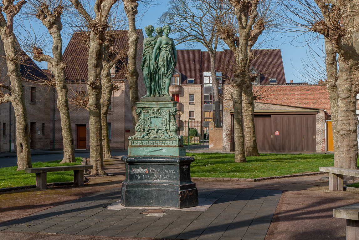 Place Saint-Victor, les trois Grâces.