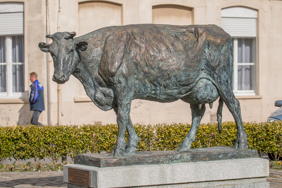 La statue de la vache flamande, réalisée par l'artiste Roch Vandromme