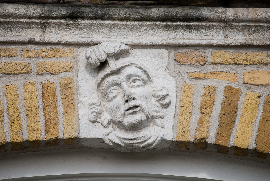 Figure et médaillons en façade.