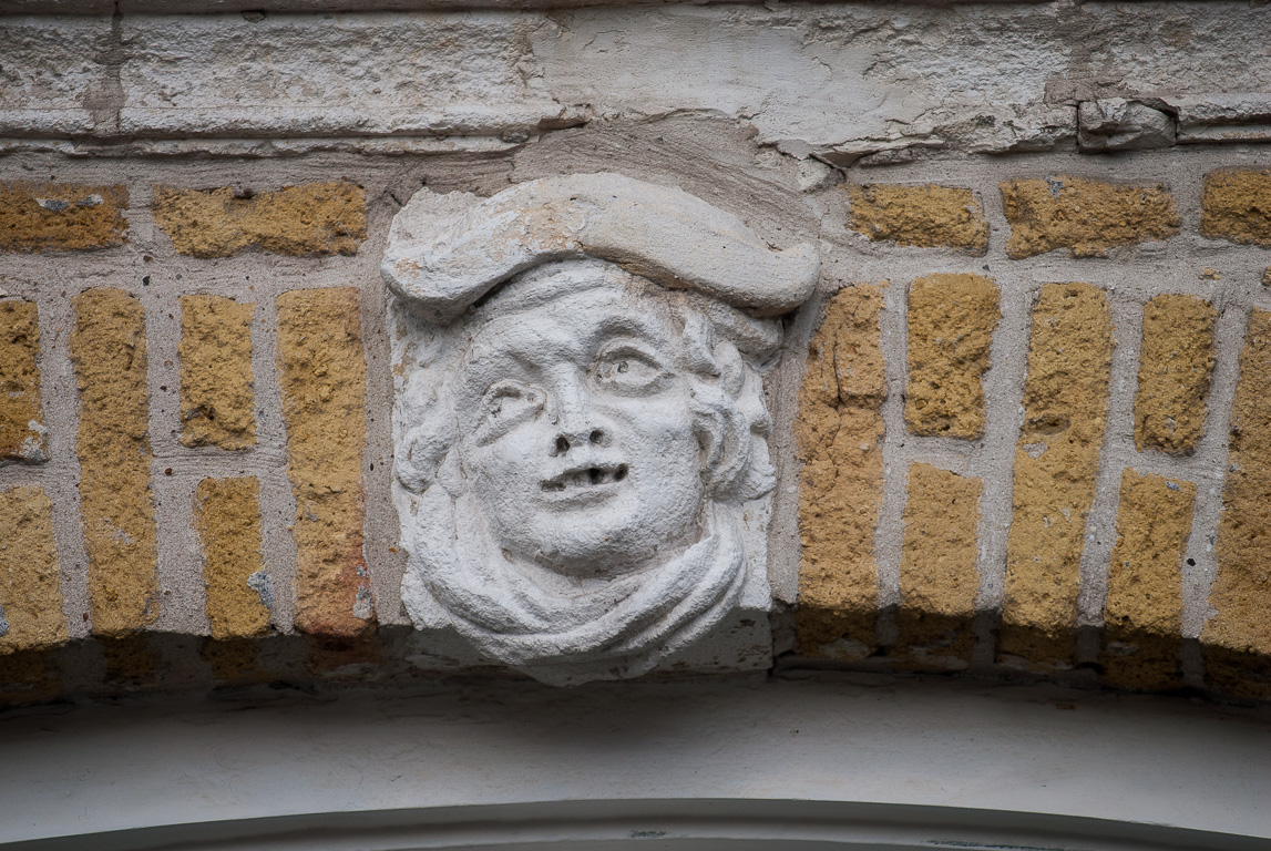 Figure et médaillons en façade.