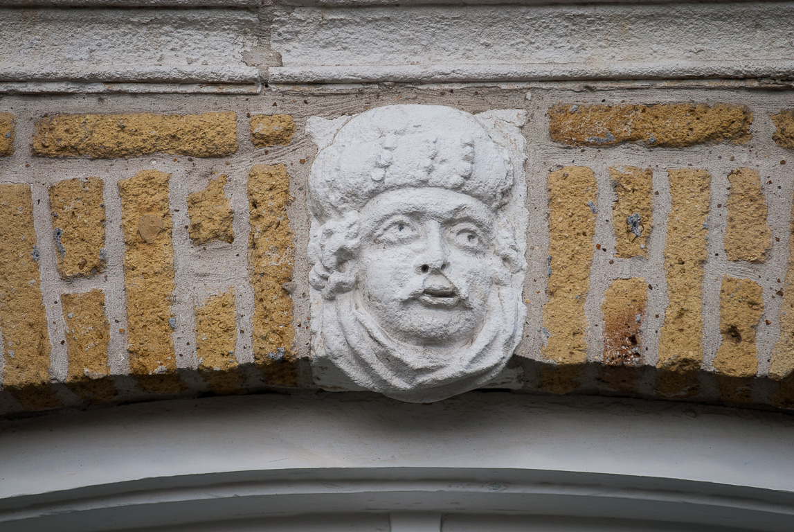 Figure et médaillons en façade.