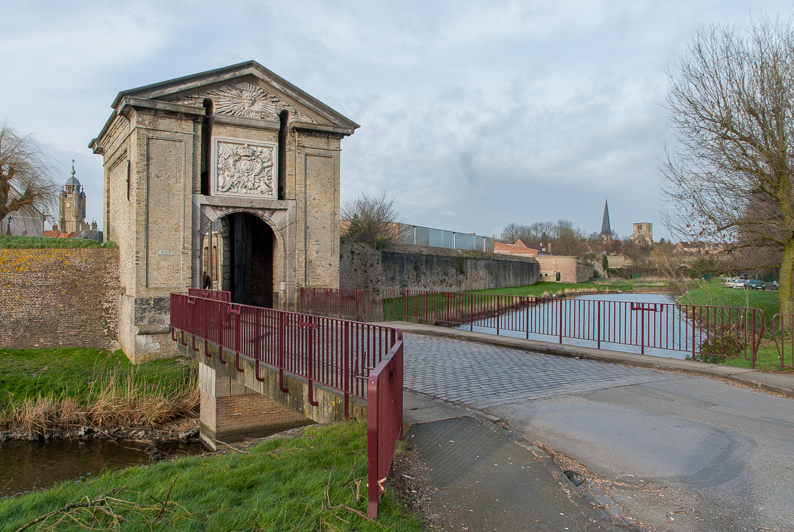 Les remparts. Porte de Cassel.