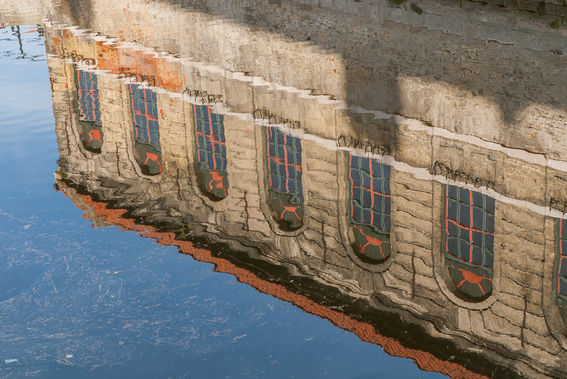 L'ancien abattoir de Bergues  se reflète dans les eaux de la Colme.