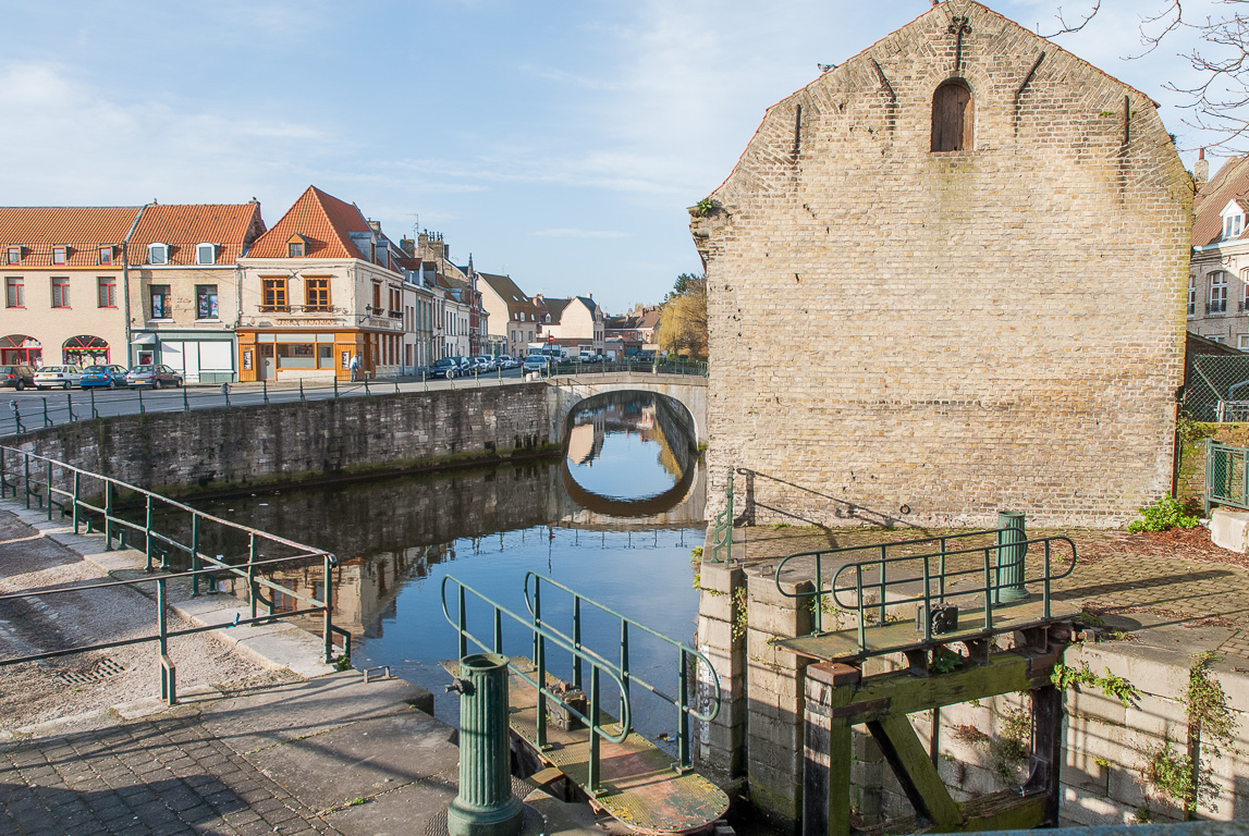 L'ancien abattoir de Bergues  se reflète dans les eaux de la Colme.