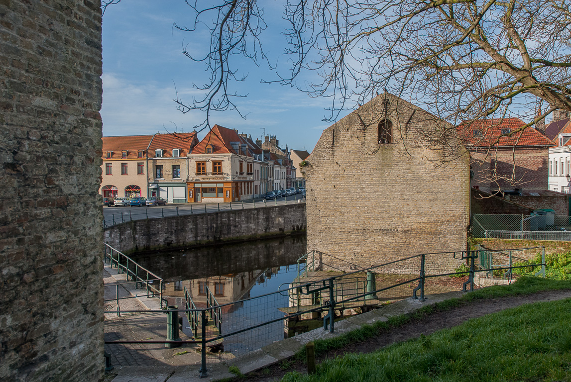 L'ancien abattoir de Bergues  se reflète dans les eaux de la Colme.