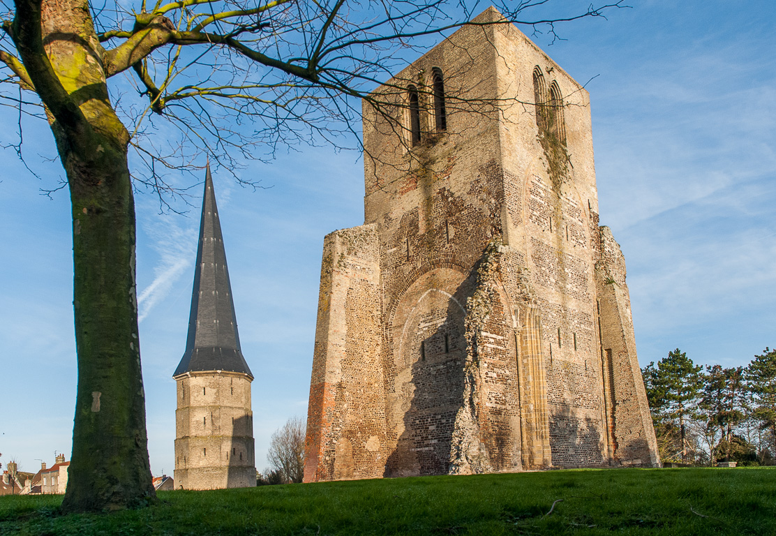 Vestiges de l'abbaye Saint-Winoc sur le Groenberg. La Tour carrée.