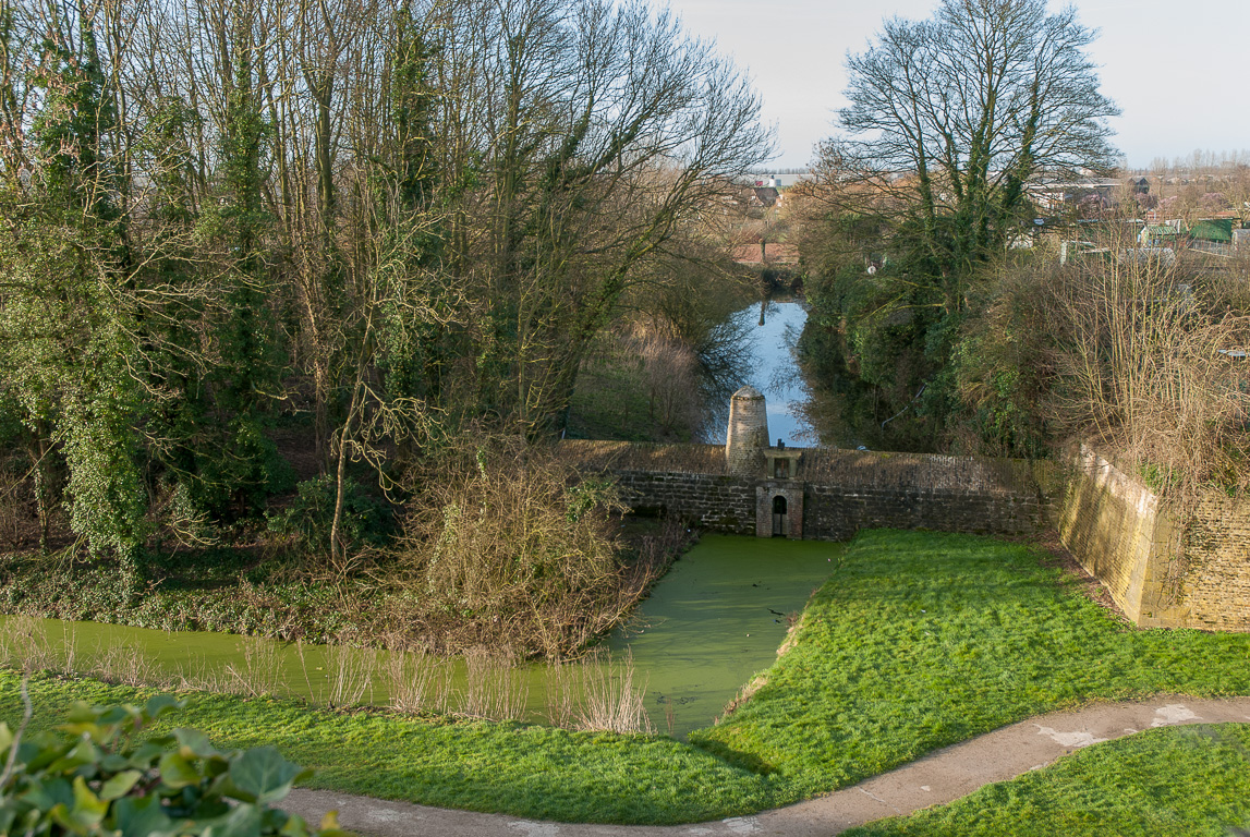 Les remparts. Batardeau surmonté de sa dame tronconique.