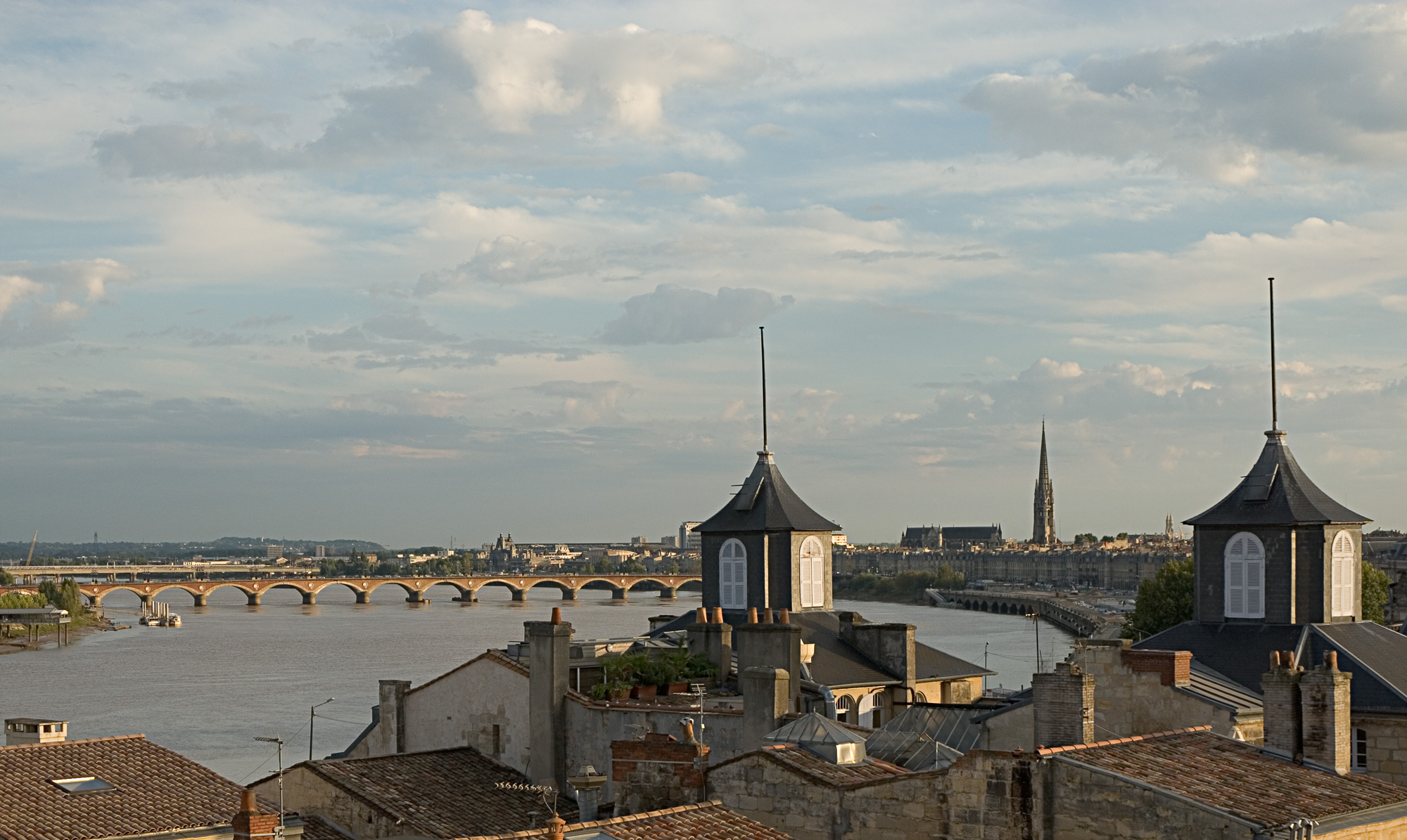 Pont de Pierre vu depuis la terrasse de l'Hotel Mercure Chartron