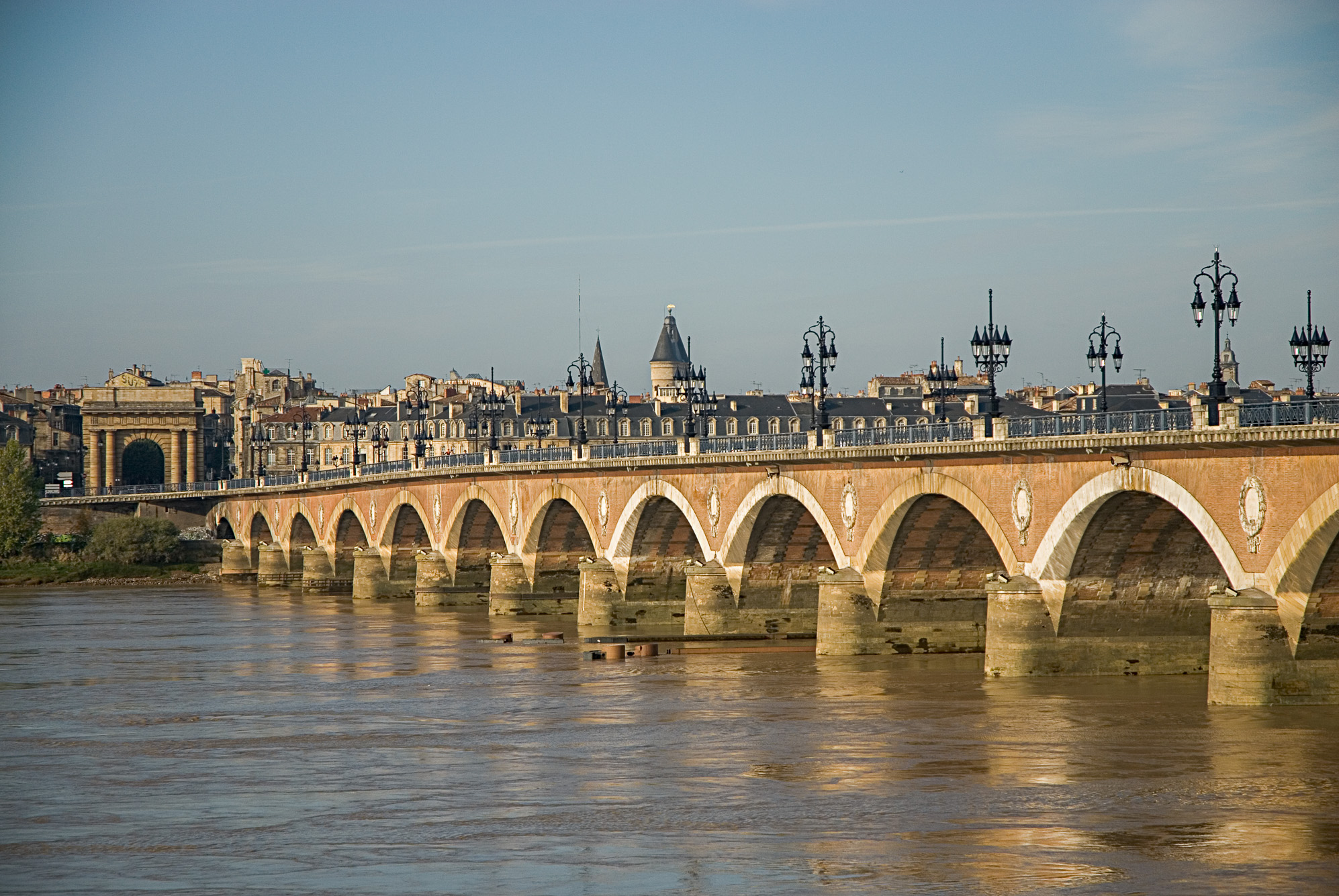 Le pont de Pierre, ou Pont Napoleon, vu depuis la rive Droite