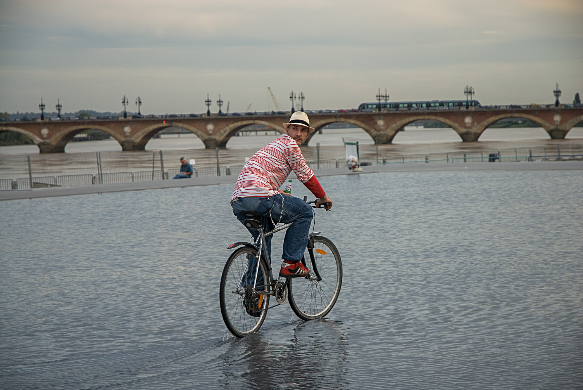 Effets d'eau sur les quais, face a la place de la Bourse