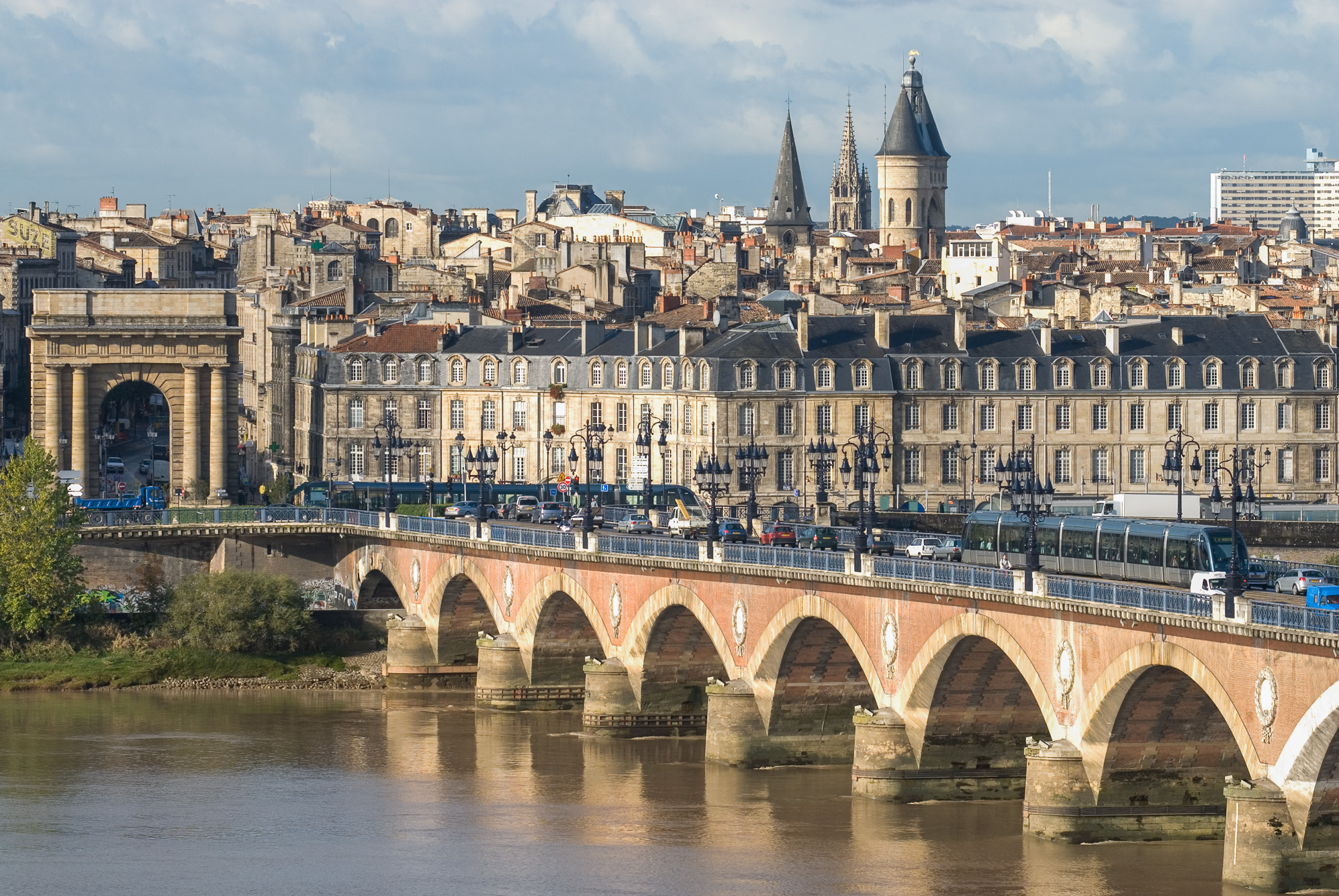 Le pont de Pierre, ou Pont Napoleon, vu depuis la rive Droite