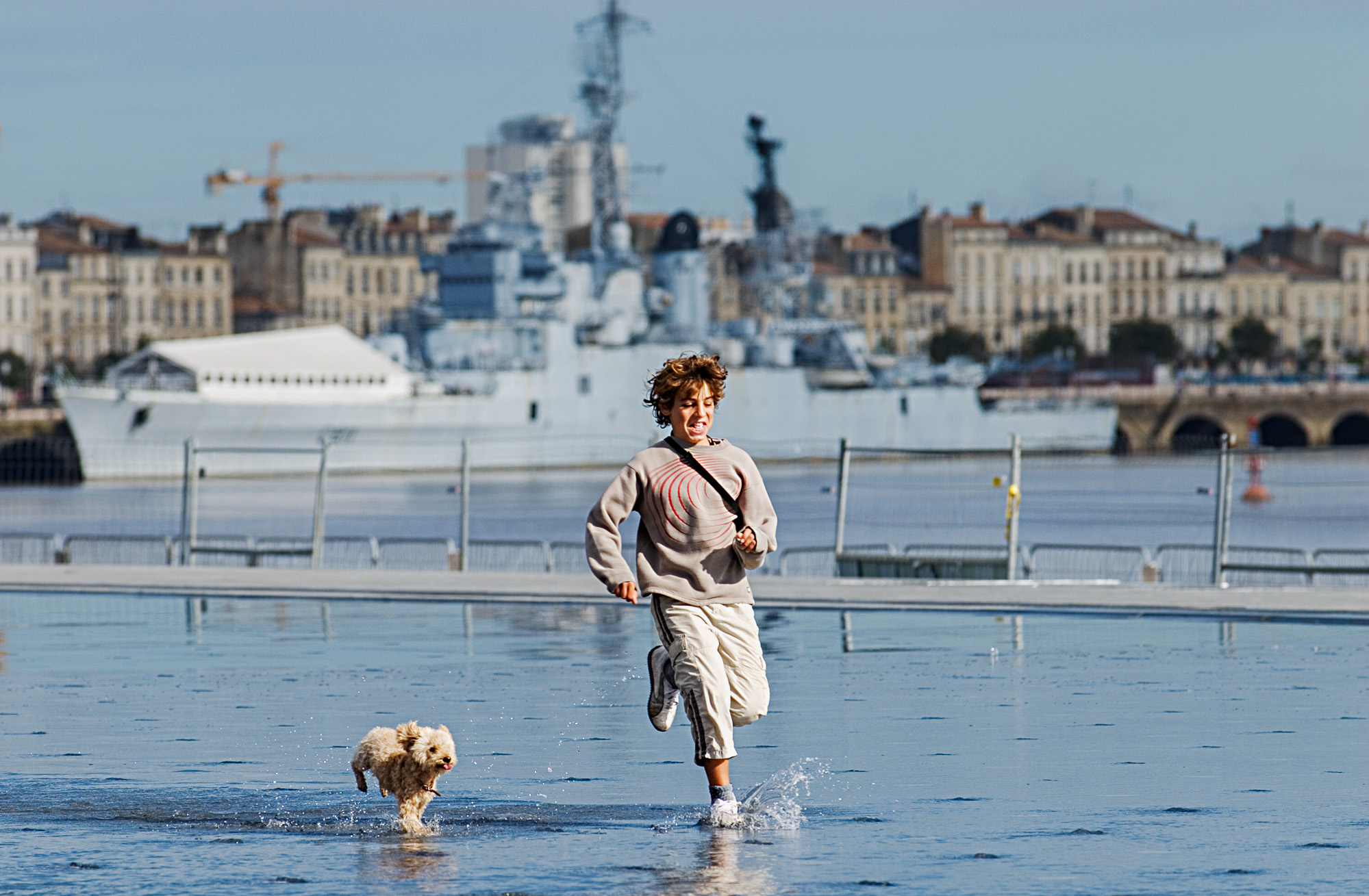 Effets d'eau sur les quais, face a la place de la Bourse