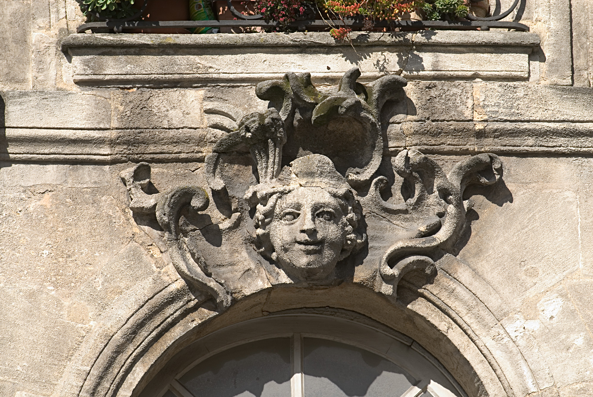 Mascaron en façades des immeubles sur les quais.