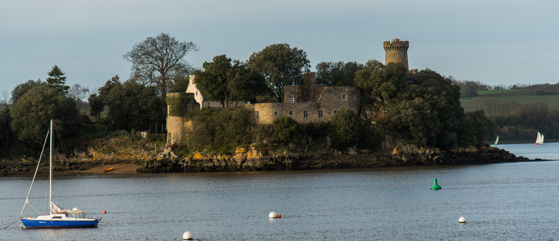 Plouër-sur-Rance.  Le château de Péhou, vu depuis la cale de Mordreuc.