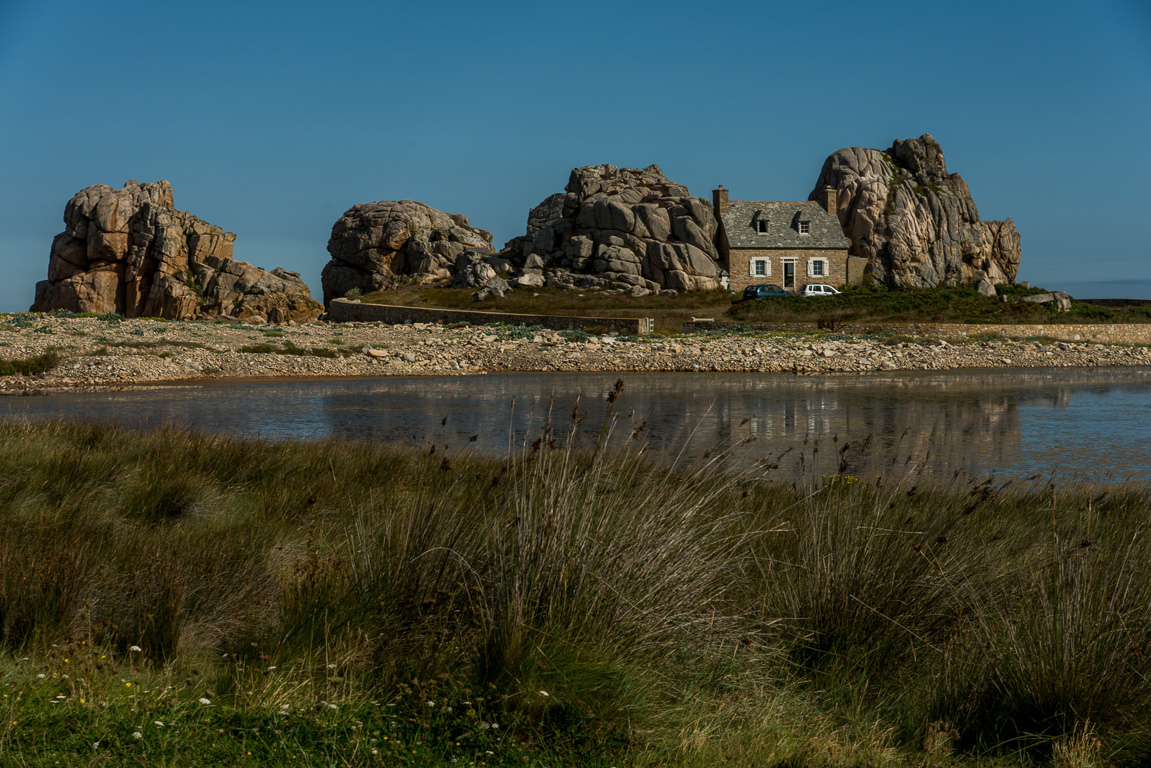 Plougrescant. Quartier de Castel Meur, lieu-dit Le Gouffre. Maison entre lers rochers