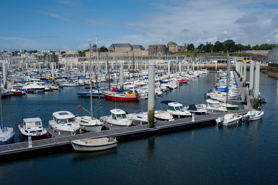 Brest. Port de plaisance et la citadelle,